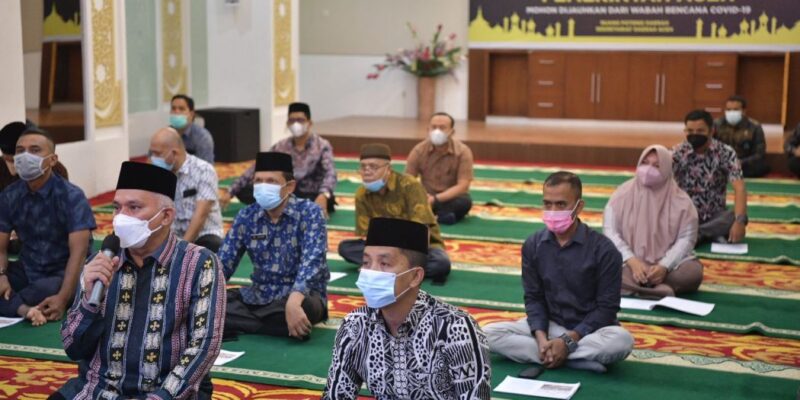 Sekretaris Daerah Aceh, dr. Taqwallah, M. Kes didampingi para Asisten, Staf Ahli Gubernur dan Kepala SKPA, menyapa peserta secara virtual, usai mengikuti zikir dan doa bersama 