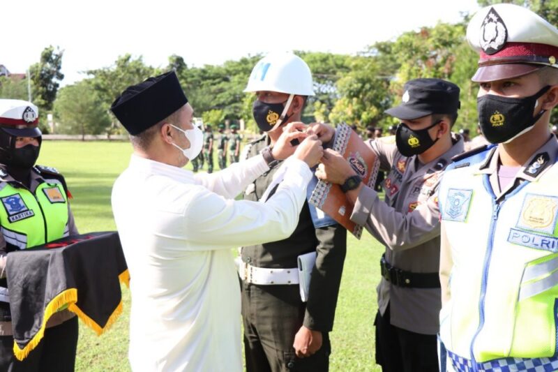 Ketua DPRK Abdya, Nurdianto bertindak selaku Inspektur upacara Apel Operasi Ketupat tahun 2022 di halaman Mapolres Abdya.