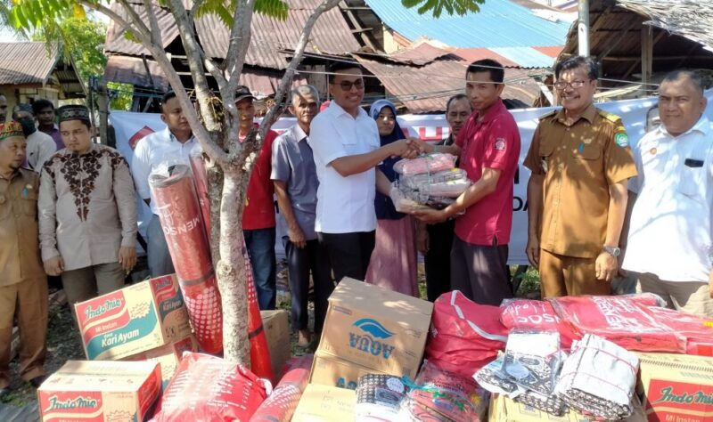 Safaruddin, Plt Ketua DPRA Saat memberikan bantuan untuk korban angin puting beliung di Kabupaten Abdya.