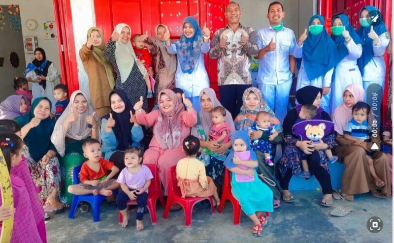 Keuchik Gampong Padang Hilir, Saifuddin saat foto bersama dengan ibu-ibu hamil dan anak-anak beserta petugas Kesehatan lainnya.