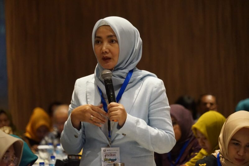 Ketua Forikan Aceh, yang juga istri Penjabat Gubernur Aceh, Ayu Candra Febiola Nazuar saat menghadiri Rapat Koordinasi Hari Ikan Nasional di Hotel Borobudur, Senin, 20 November 2023.