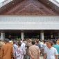 Ratusan kepala desa saat melakukan aksi damai ke kantor DPR Aceh terkait masa jabatan delapan tahun masuk dalam revisi UUPA, di Banda Aceh, Jumat (19/4/2024) (ANTARA/Rahmat Fajri). 
